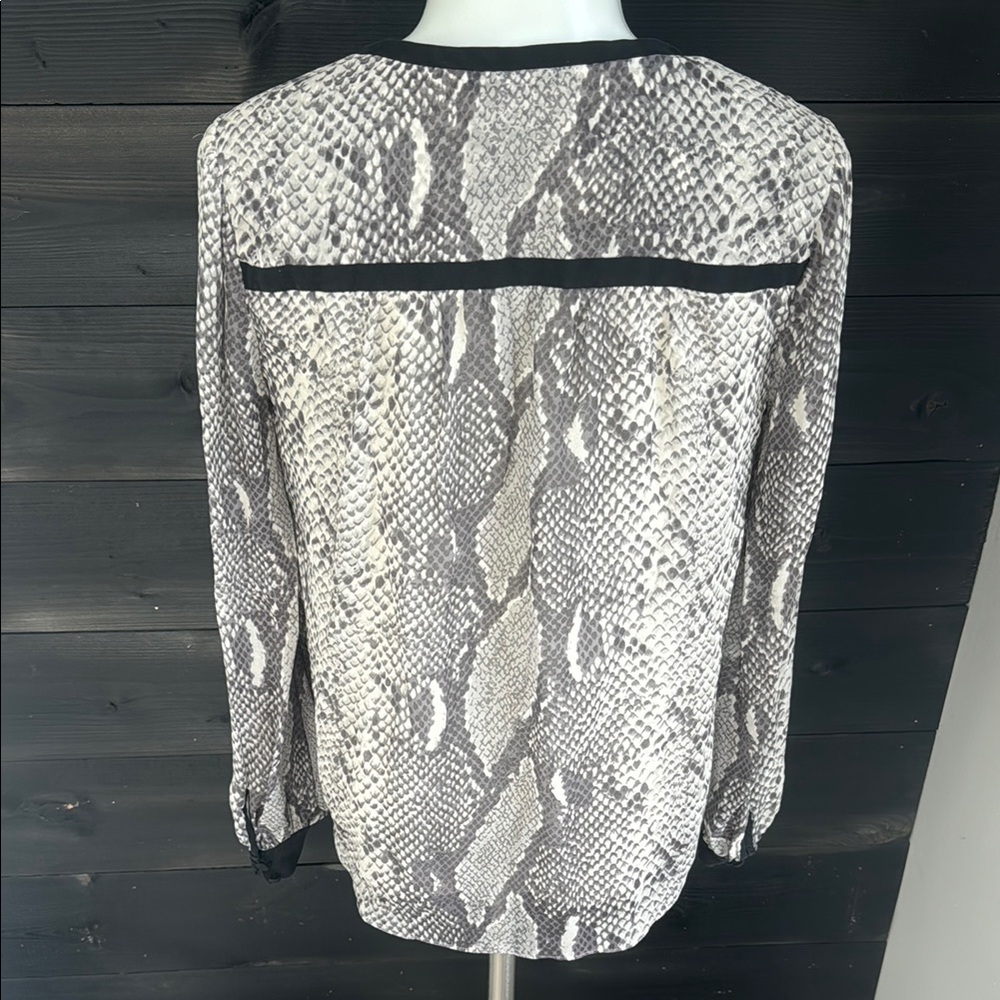 Diane Von Furstenberg Blouse Womens‎ Size 4 DVF Black Gray Snake 100% Silk
